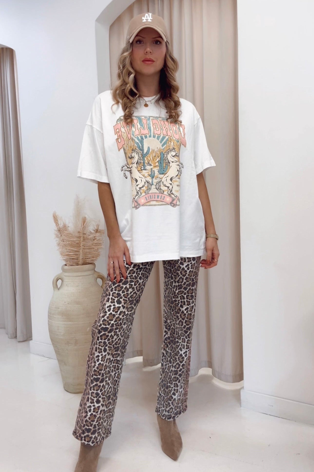 LONG LIVE COWGIRLS VINTAGE GRAPHIC T-SHIRT (WHITE)