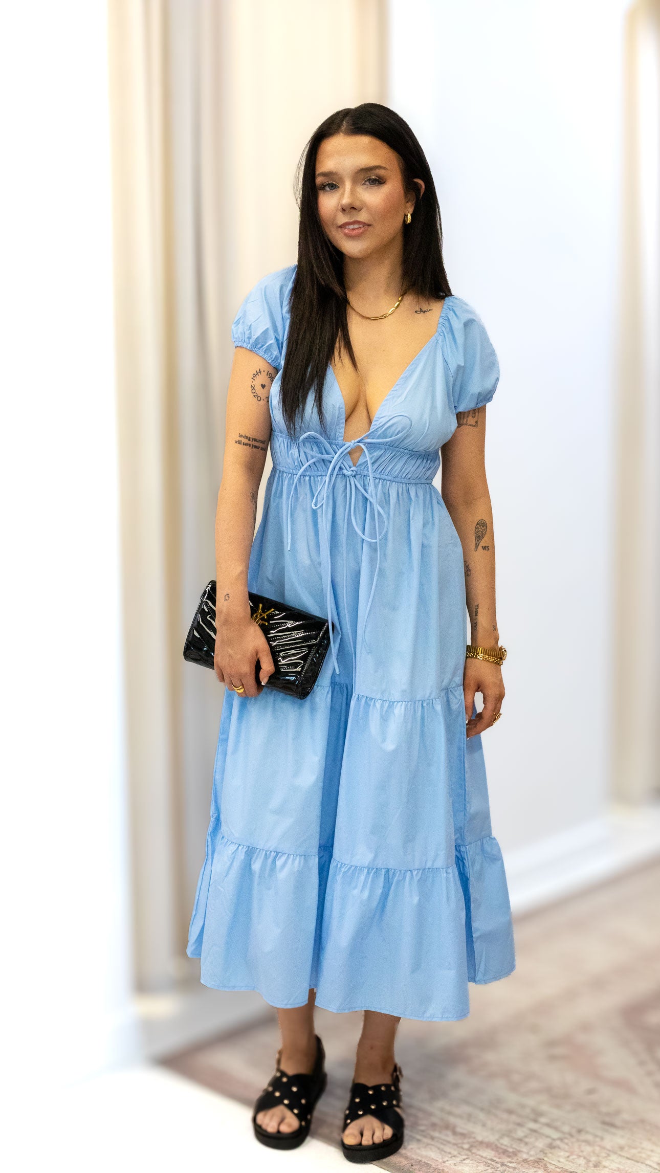 V NECK TIERED MIDI DRESS