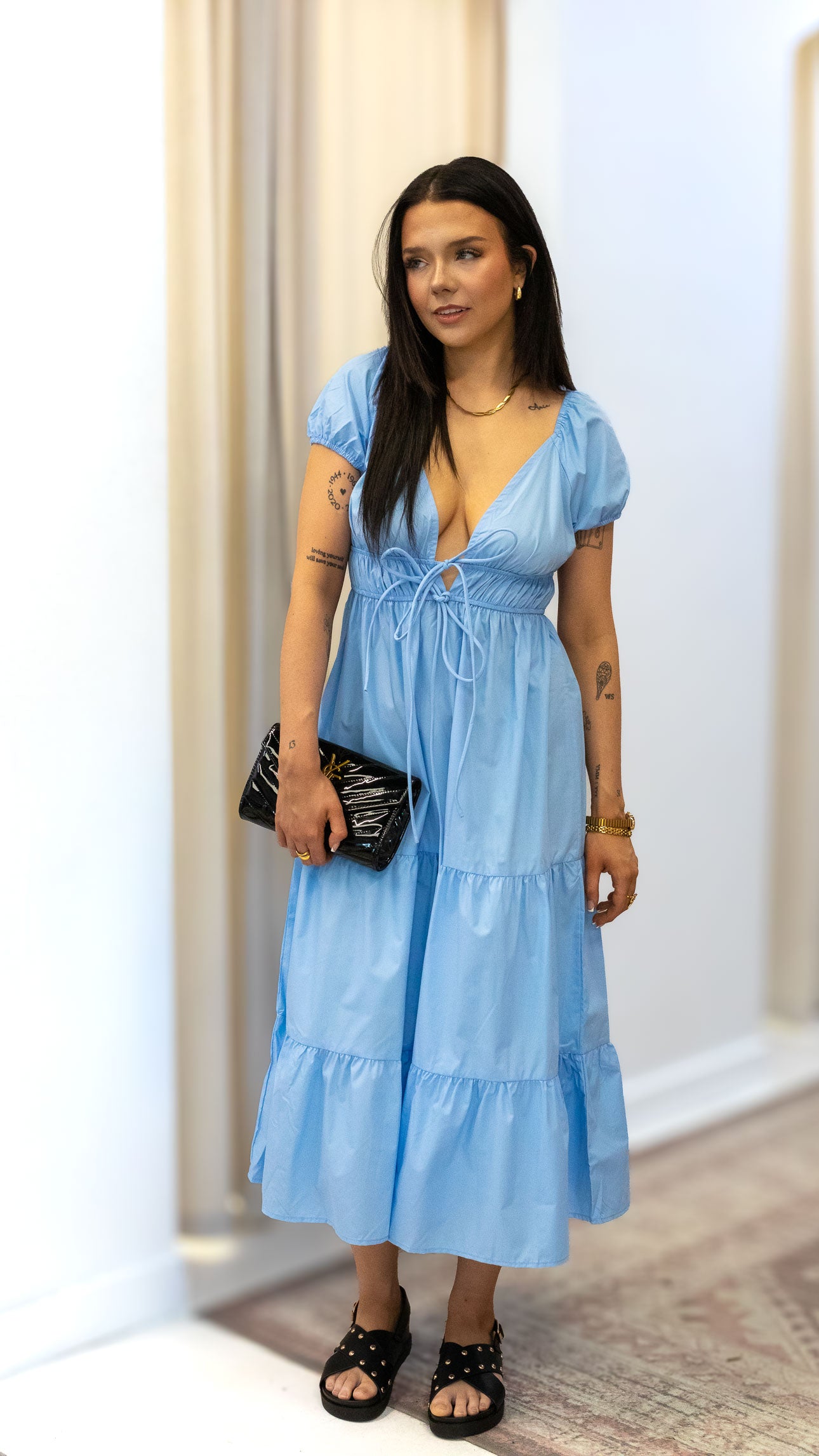 V NECK TIERED MIDI DRESS