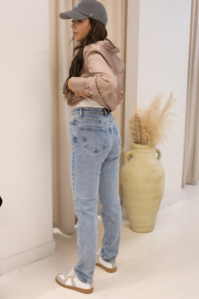 NEW LEVI STRAIGHT LEG JEANS (LIGHT WASH)