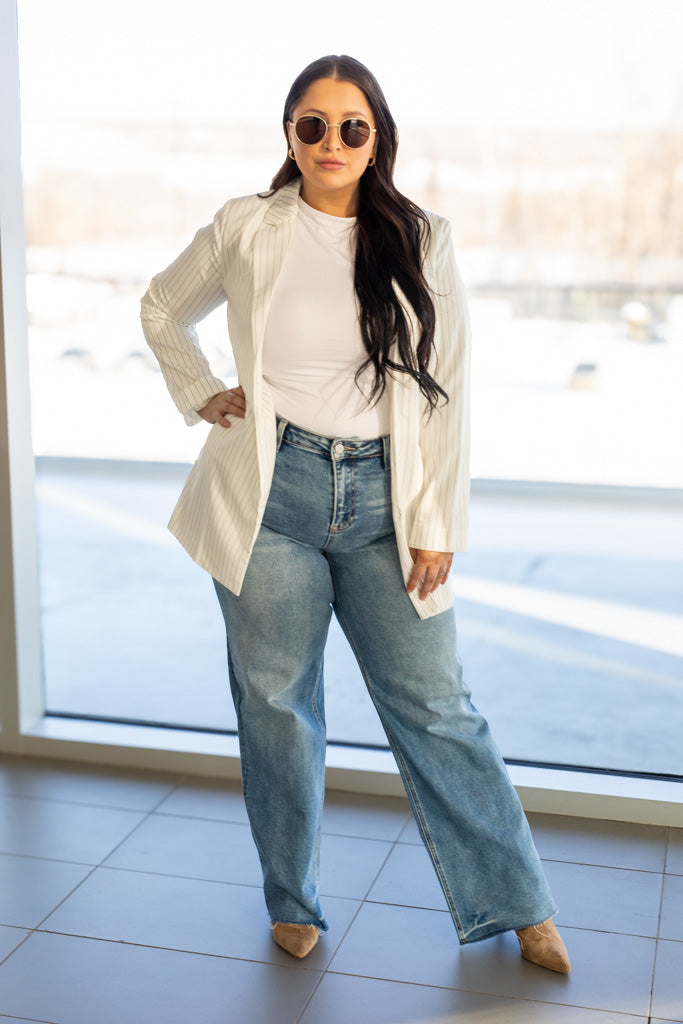 NEW BRIELLE PIN STRIPE BLAZER (WHITE-BLACK)