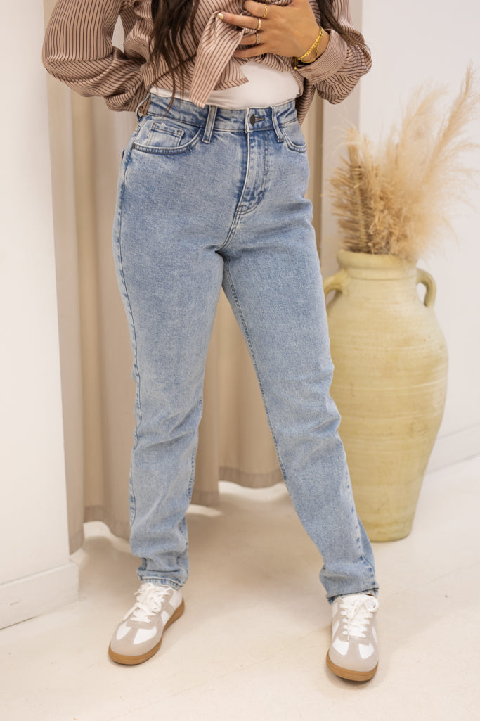 NEW LEVI STRAIGHT LEG JEANS (LIGHT WASH)