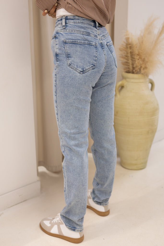 NEW LEVI STRAIGHT LEG JEANS (LIGHT WASH)