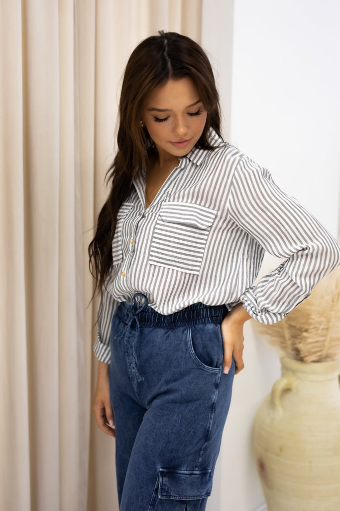 NEW OLIVIA PINSTRIPE BLOUSE (WHITE/GREY)