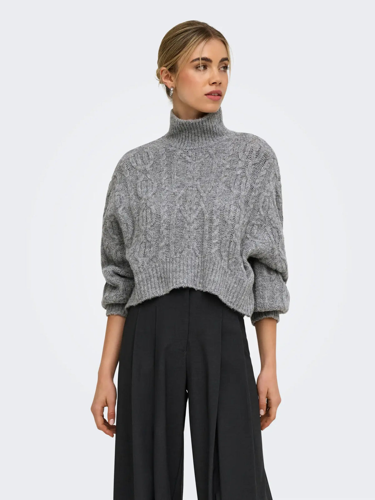 HILDE CABLE KNIT SHORT CABLE (GREY)
