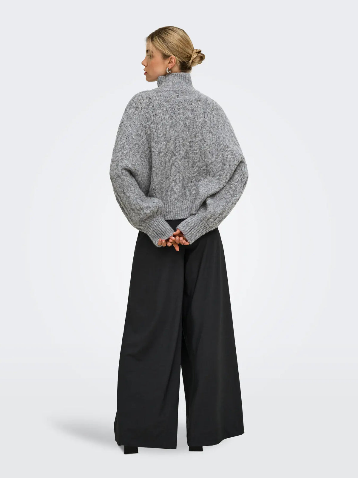 HILDE CABLE KNIT SHORT CABLE (GREY)