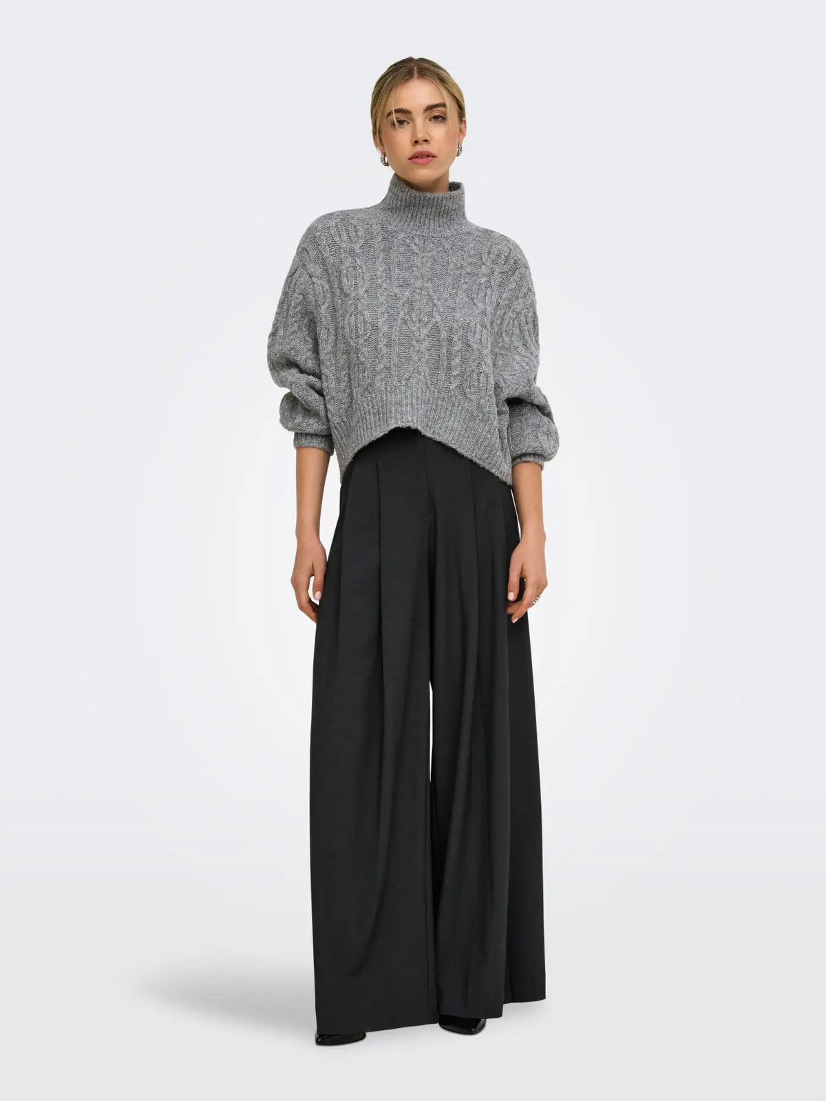 HILDE CABLE KNIT SHORT CABLE (GREY)